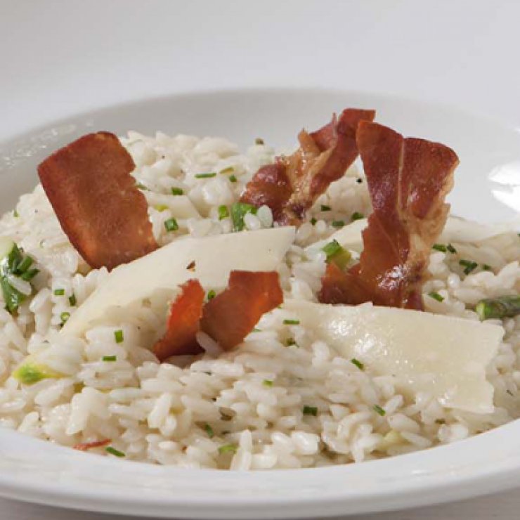 Ριζότο με σπαράγγια και καπνιστό χοιρομέρι.