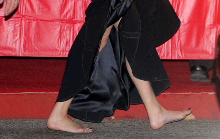 Η ηθοποιός που περπάτησε ξυπολήτη στις Χρυσές Σφαίρες [φωτογραφίες]