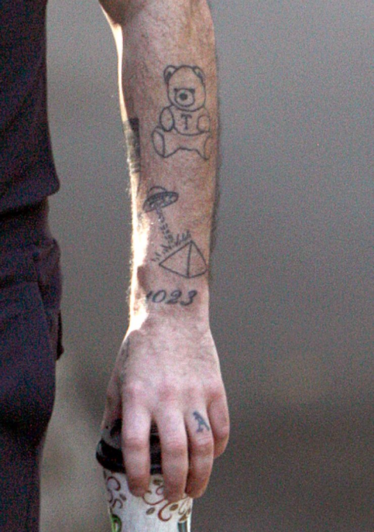 Διάσημος τραγουδιστής έκανε τατουάζ την κόρη του [φωτογραφία]