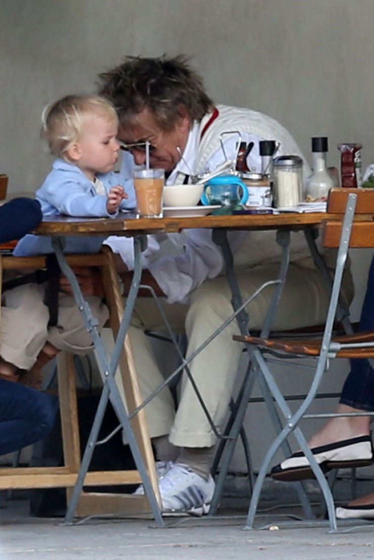 Ποιος διάσημος απολαμβάνει πρόγευμα με την οικογένειά του; 