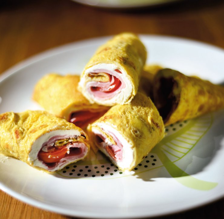 Ρολά λεπτής οµελέτας µε ζαµπόν, τοµατίνια και τυρί κρέµα