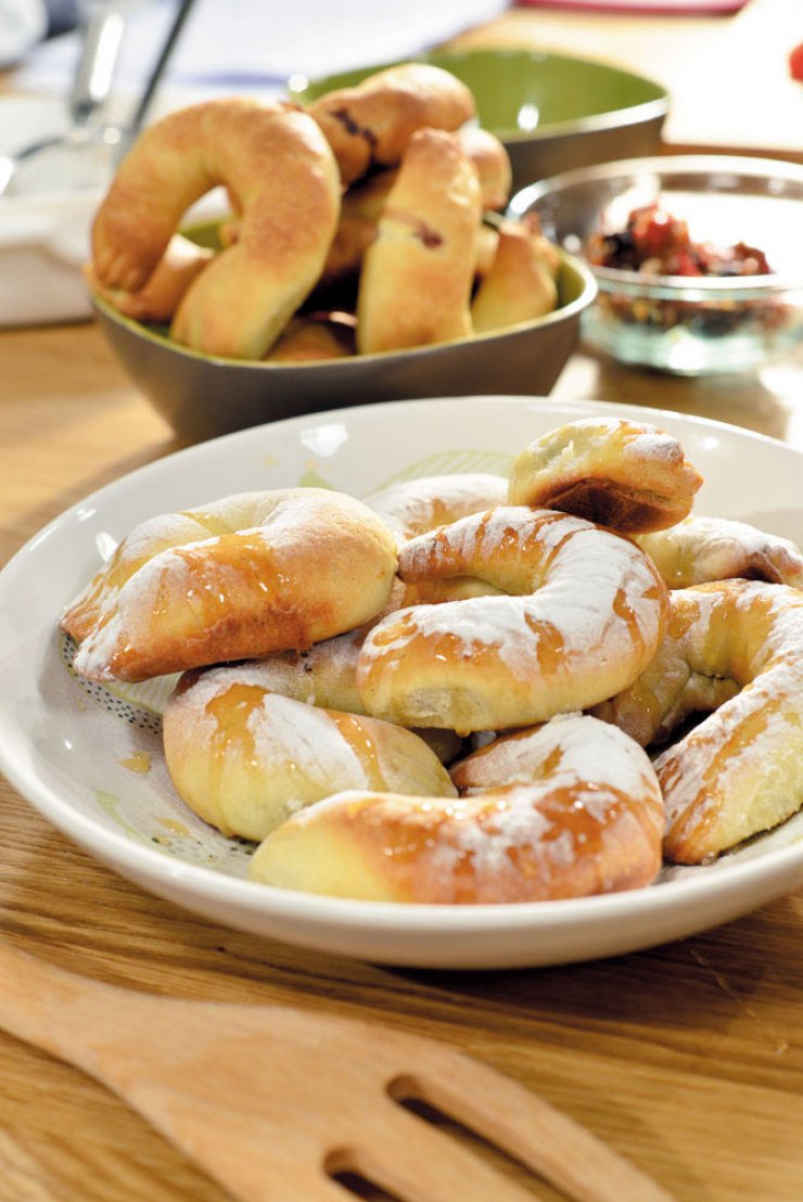 Ρολάκια αλμυρά και γλυκά με ζύμη με προζύμι