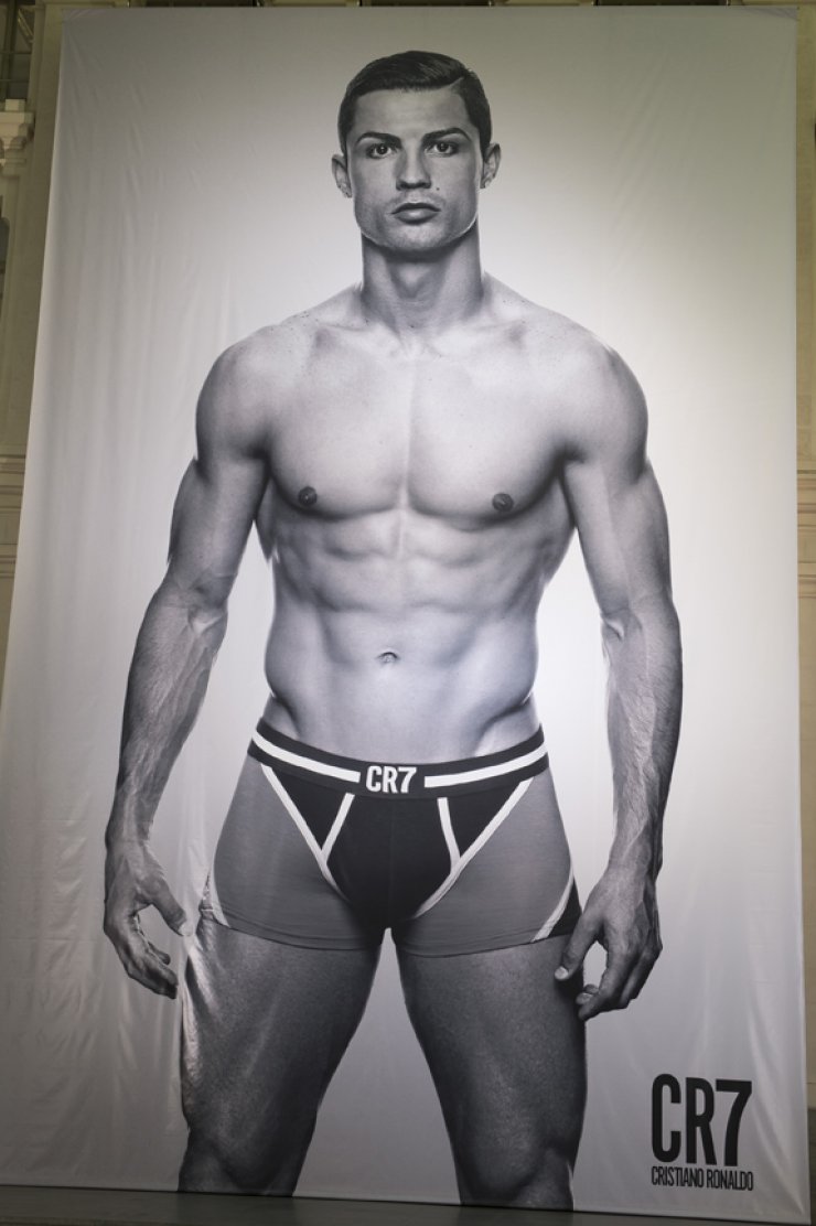 Δείτε τον καυτό Ronaldo να διαφημίζει εσώρουχα!!!