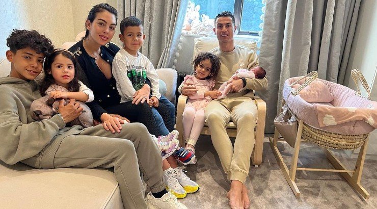 Cristiano Ronaldo: Συγκινεί με την ανάρτηση αγκαλιά με τη νεογέννητη κόρη του!