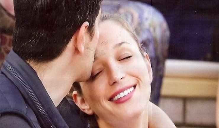 Ρουβάς- Ζυγούλη: Αγκαλιασμένοι καμάρωσαν την κόρη τους