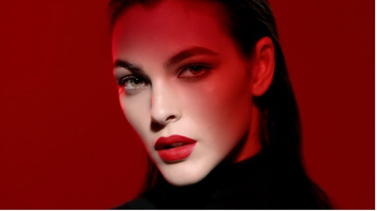 Tο πρώτο μακράς διάρκειας, εξαιρετικά ματ υγρό χρώμα για τα χείλη