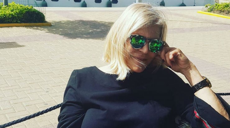 Η Ρούλα Γεωργιάδου "λύγισε" και πήγε να δει τα εγγονάκια της για λίγο από μακριά!