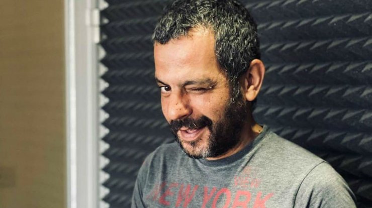 Γιώργος Ρούσσος: Ο απίστευτος τρόπος που βρήκε για να τρολάρει τη σύζυγό του για τις δουλειές του σπιτιού [βίντεο]