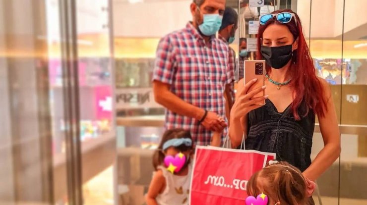 Ρούσσος – Τούρζα: Τους "τσακώσαμε" στο mall με τις δίδυμες κόρες τους για ψώνια και παιχνίδι! 