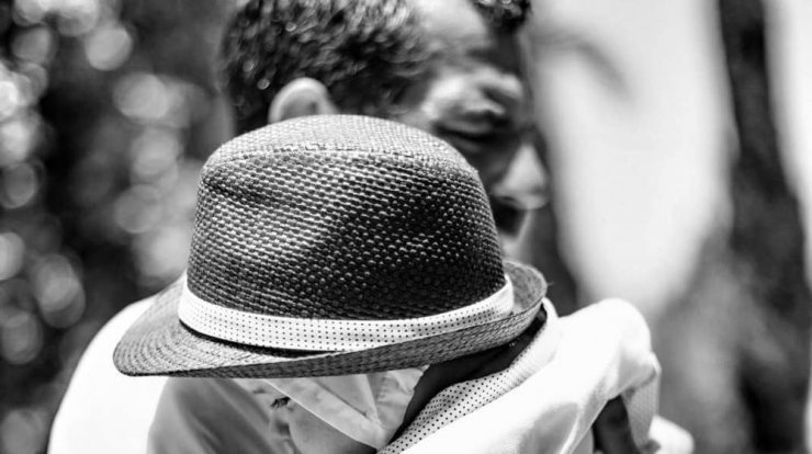 Γιώργος Ρούσσος: Παιχνίδια με τον γιο του στη θάλασσα! [εικόνες]