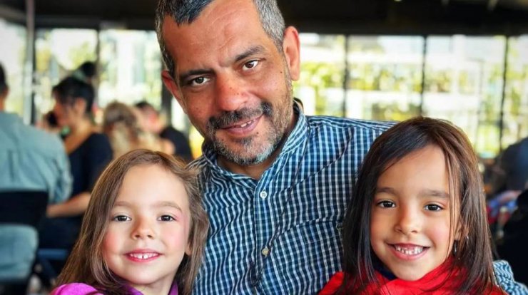 Γιώργος Ρούσσος: Βόλτα στο δάσος με τις δίδυμες κόρες του [εικόνα]