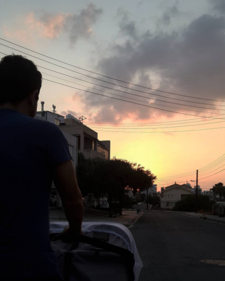 Η πρώτη βόλτα παρουσιαστή της κυπριακής τηλεόρασης με τα μωράκια του!