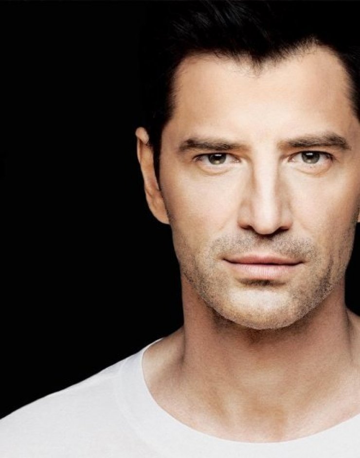 Ο κορυφαίος σταρ Σάκης Ρουβάς επιστρέφει στην Κύπρο, για ένα live