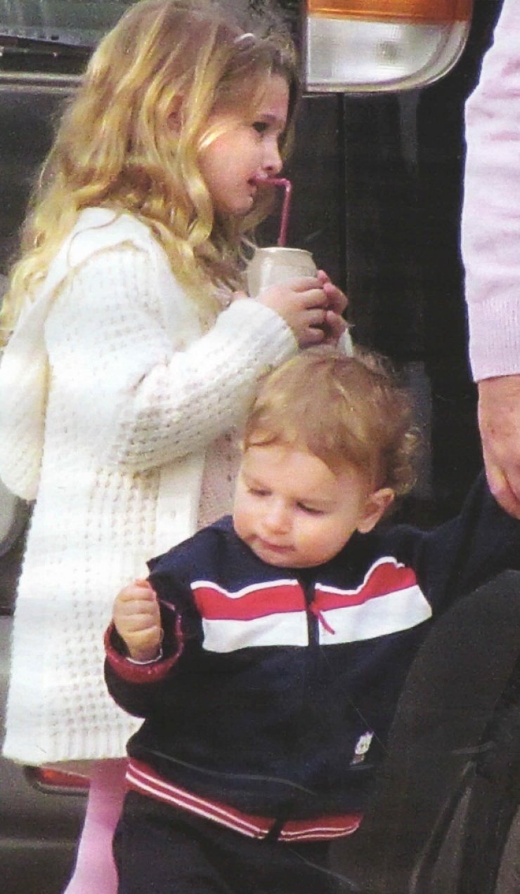 Ρουβάς: Οι πρώτες στιγμές με τη νεογέννητη κόρη