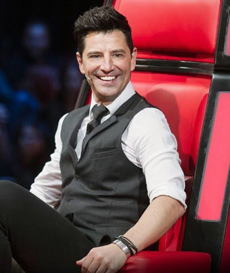 Το πιο τρυφερό στιγμιότυπο του “The Voice”: Εισέβαλε στο πλατό και έτρεξε στην αγκαλιά του Σάκη Ρουβά!