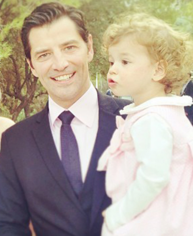 Ο Σάκης Ρουβάς φωτογραφίζει την κόρη του Αριάδνη στο υπέροχο σαλόνι του σπιτιού τους!