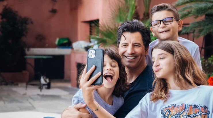 Ο Σάκης Ρουβάς βάφει αυγά με τα μεγάλα του παιδιά! [εικόνα]