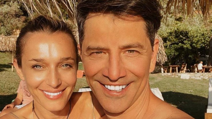 Σάκης Ρουβάς: Πλησίασε την Κάτια Ζυγούλη σε εμφάνισή του και της χάρισε ένα φιλί γεμάτο πάθος [βίντεο]