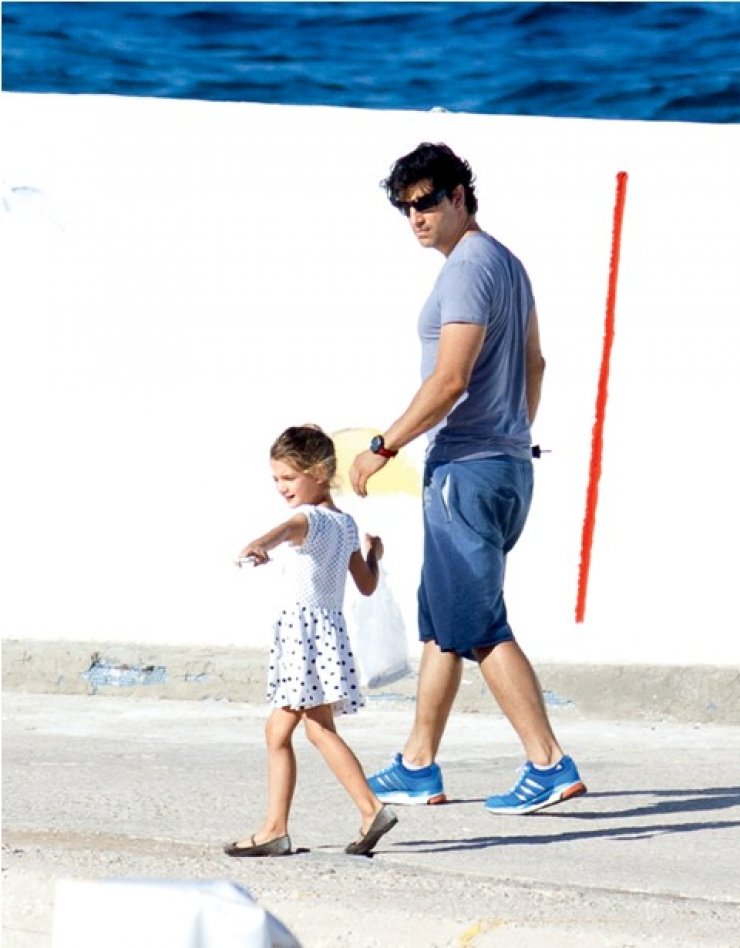 O Σάκης Ρουβάς με την κόρη του Αναστασία στην παραλία
