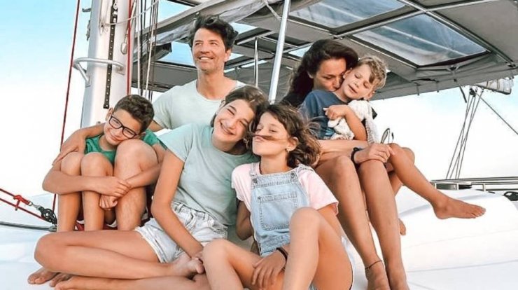 Σάκης Ρουβάς – Κάτια Ζυγούλη: Με τα τέσσερα παιδιά τους για ψώνια [εικόνα]