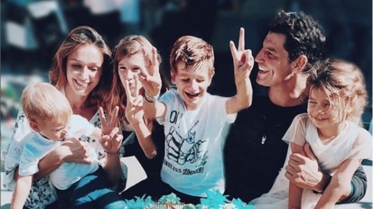 Η οικογένεια Ρουβά μας χαρίζει το πιο όμορφο καλοκαιρινό της στιγμιότυπο με θέα τη θάλασσα