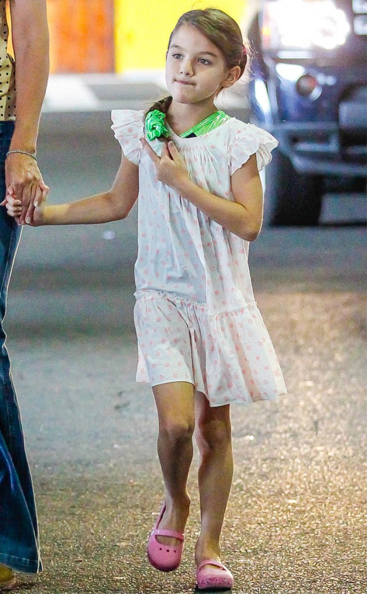 H 7χρονη Suri Cruise υψώνει το μεσαίο δάχτυλο στους παπαράτσι 