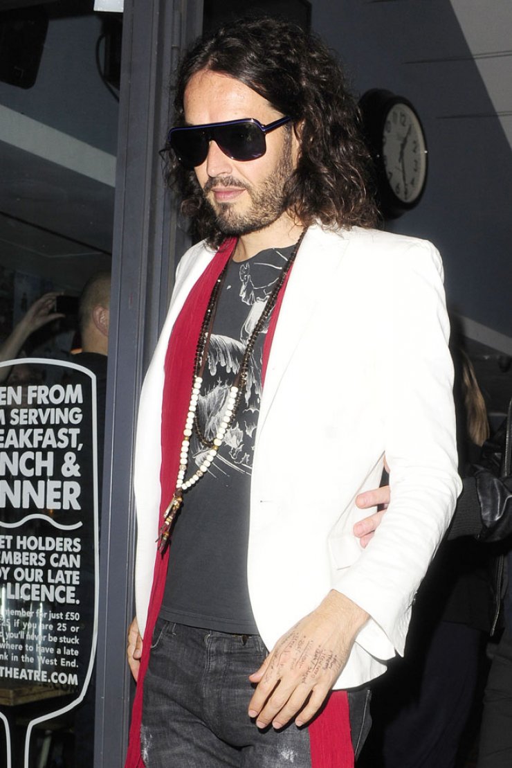 Russell Brand: Παράσταση γραμμένη στο χέρι!