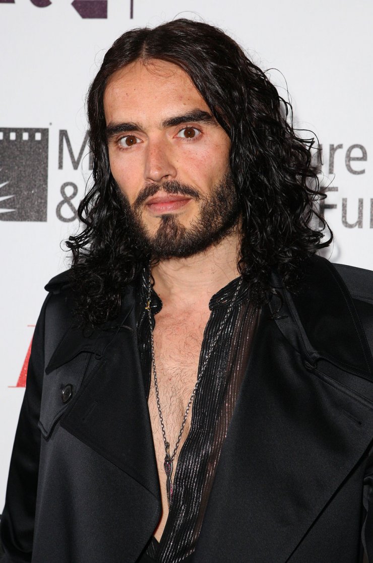 Russell Brand: Καλεί τους Βρετανούς να ακολουθήσουν την… "ελληνική επανάσταση"