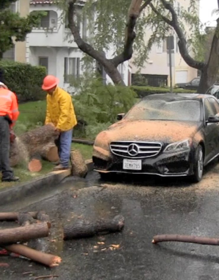 Καταστράφηκε αυτοκίνητο διάσημου σταρ από τη βροχή [εικόνες]