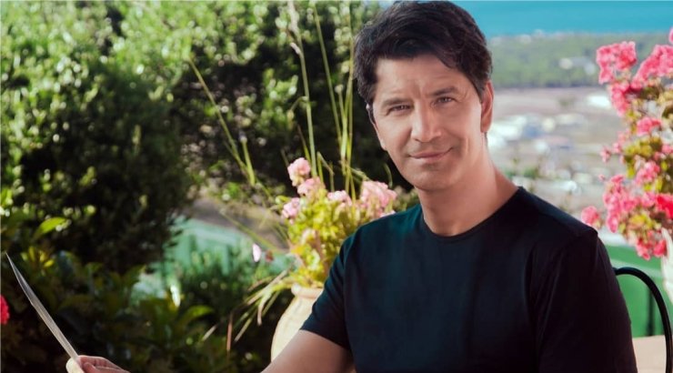 Σάκης Ρουβάς: Tο πρόβλημα υγείας που τον ταλαιπώρησε, οι απειλές που δέχθηκε και η παρέμβαση της μητέρας του [βίντεο]