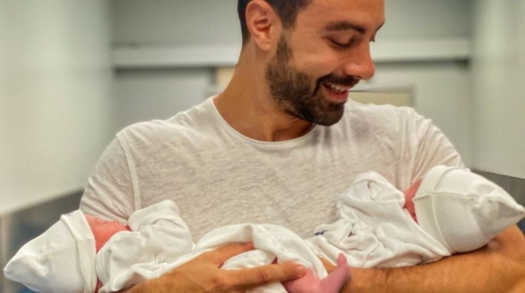 Τανιμανίδης - Μπόμπα: Όλες οι λεπτομέρειες για τη γέννηση των διδύμων κοριτσιών τους [βίντεο]