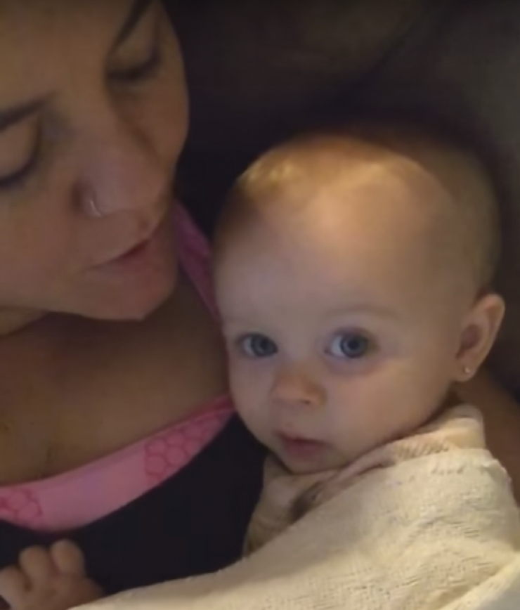 Το μωράκι που μιμείται τη μαμά του και λέει “σ’ αγαπώ”