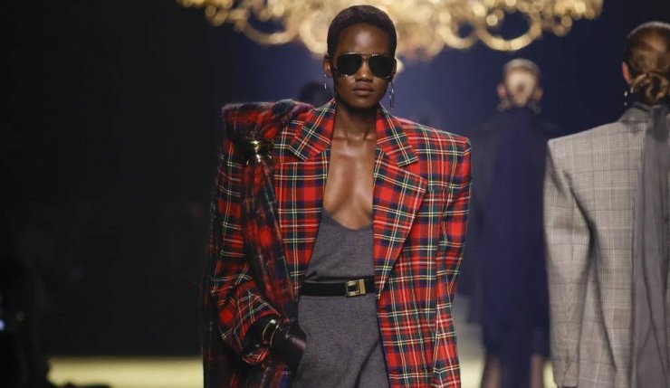 H Saint Laurent τσάντα που κοστίζει 55 ευρώ
