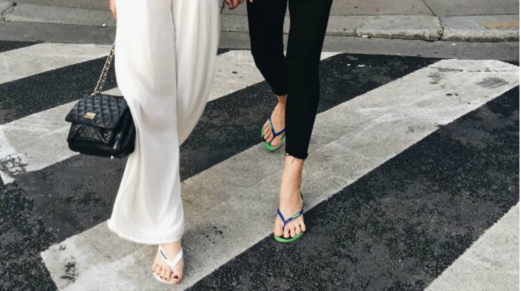 Βρήκαμε το πιο fashionable ζευγάρι σαγιονάρες του καλοκαιριού