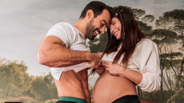 Ο Σάκης Τανιμανίδης ενθουσιασμένος δηλώνει: "Έρχεται ο πελαργός" [εικόνα & βίντεο]