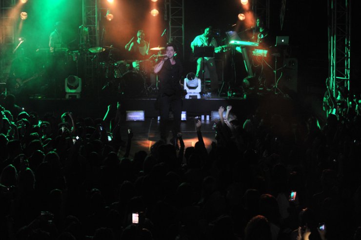 Παραλίγο ατύχημα για τον Σάκη Ρουβά στην εμφάνισή του στην Κύπρο