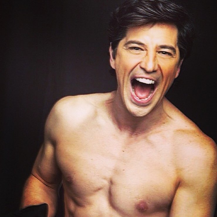 Δείτε την αφίσα της παράστασης με τον Σάκη Ρουβά