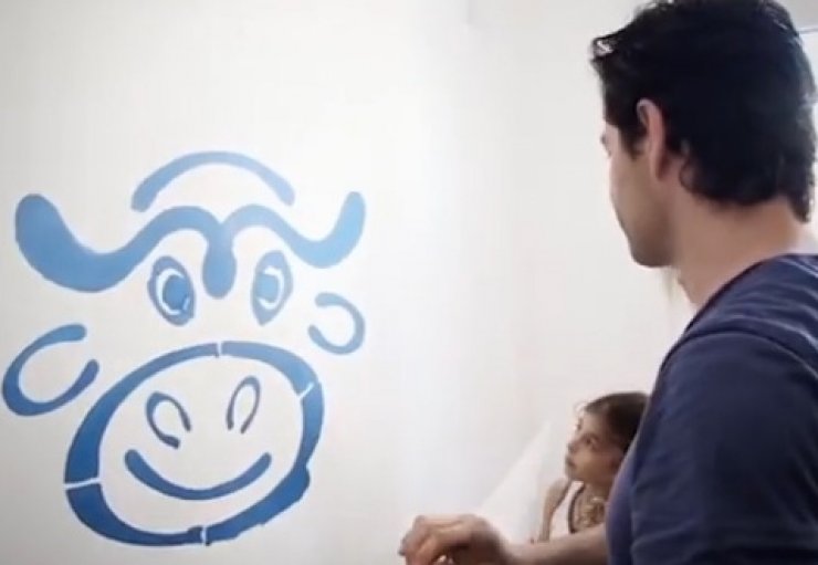 Δείτε το Σάκη Ρουβά σε σχολείο της Κύπρου να ζωγραφίζει με τα παιδιά