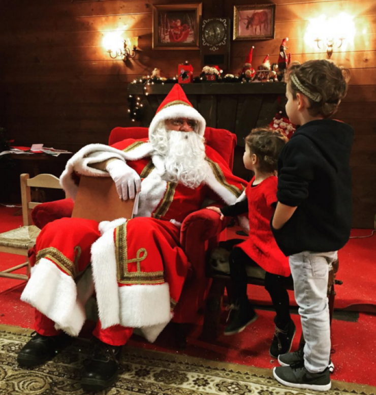 Ρουβάς – Ζυγούλη: Η φωτογραφία των παιδιών τους με τον Άγιο Βασίλη!