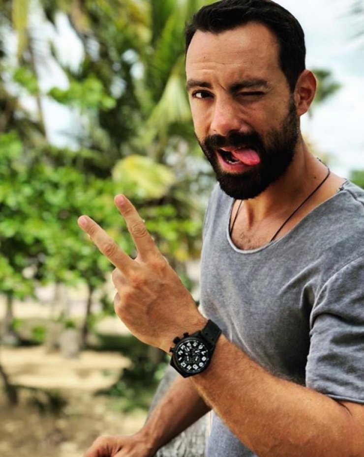 Ο Σάκης Τανιμανίδης μας δείχνει το κουστούμι του γάμου του! [βίντεο]