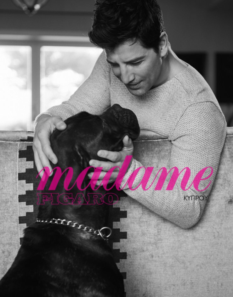 Σάκης Ρουβάς: Δείτε τον να φωτογραφίζεται για πρώτη φορά με το σκύλο της οικογένειας Μάγια [εικόνα]  