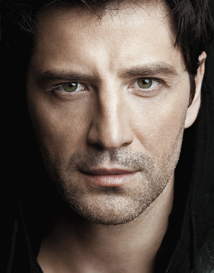 Σάκης Ρουβάς: Δείτε τον στο αεροδρόμιο της Αθήνας στην πτήση για Κύπρο!