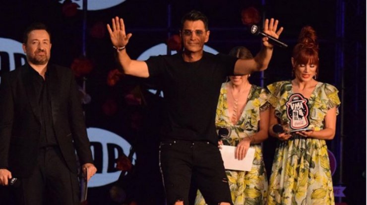 Πρωτοφανές σκηνικό στα βραβεία Mad στην Αθήνα. Δύο τραγουδιστές πιάστηκαν στα χέρια