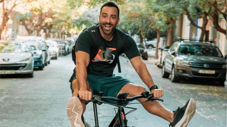 Σάκης Τανιμανίδης: Το γλυκό βίντεο μαζί με τις κόρες του στο κρεβάτι 