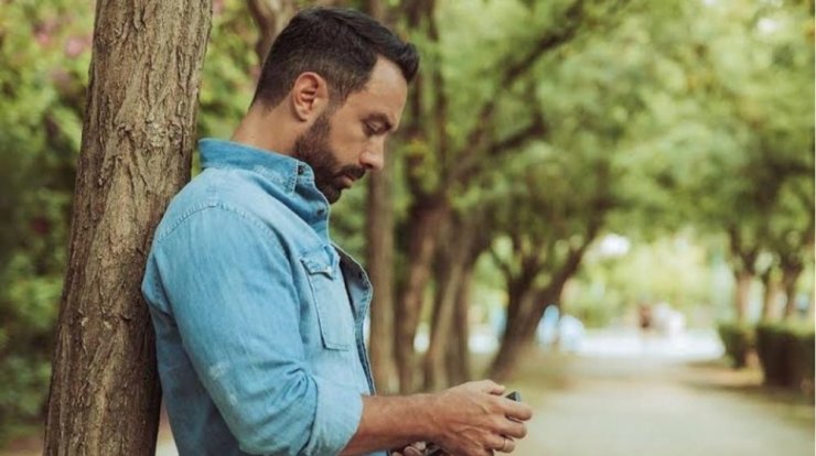 Σάκης Τανιμανίδης: Αγκαλιά με τη μητέρα του στο κέντρο της Αθήνας [εικόνα]