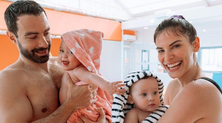 Ο Σάκης Τανιμανίδης στο πάρκο με τις δίδυμες κόρες του είναι ότι πιο cute θα δεις σήμερα!