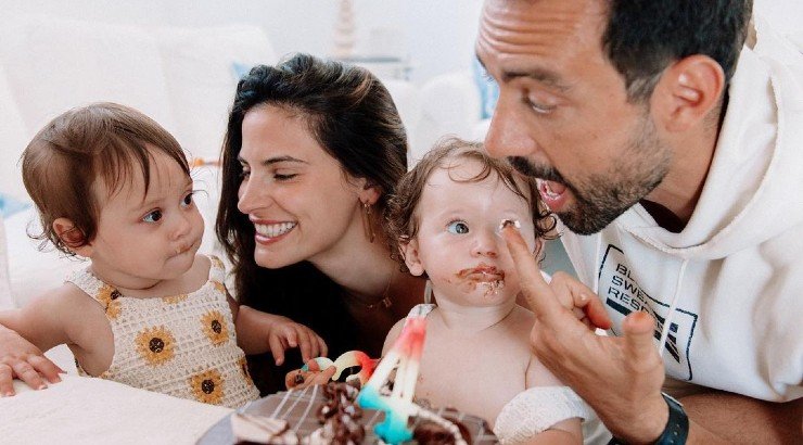 Χριστίνα Μπόμπα: Γιόρτασε τα γενέθλιά της αγκαλιά με τις δίδυμες κόρες της! [εικόνα & βίντεο]