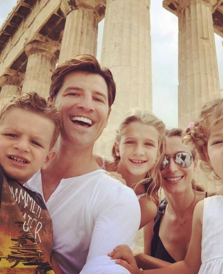 Υπέροχη οικογένεια! Η πιο όμορφη φωτογραφία Ρουβά – Ζυγούλη αγκαλιά με τα τέσσερα παιδάκια τους!