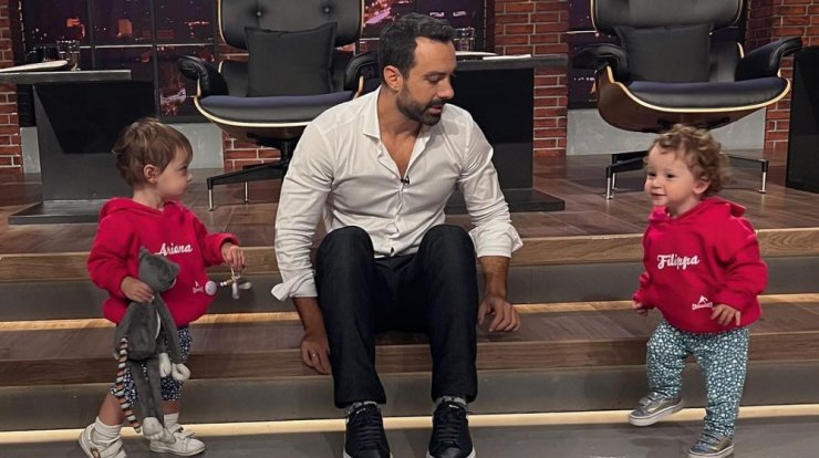 Σάκης Τανιμανίδης: Οι κόρες του τον γέμισαν ζωγραφιές σε κοιλιά και πλάτη [βίντεο]