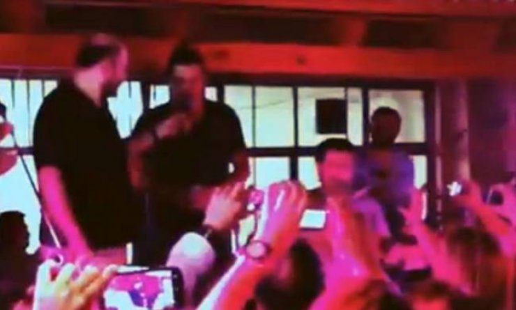  Δείτε τον Σάκη Ρουβά να τραγουδάει μαντινάδες στην Κρήτη